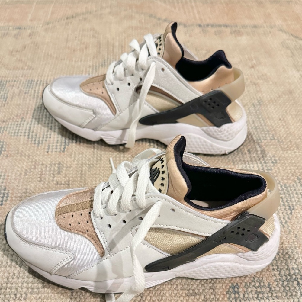 Women’s Nike Air Huarache White Sandrift 6.5 Tan Nude Beige